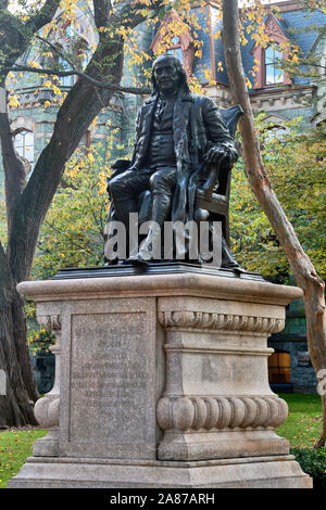 Statue von Benjamin Franklin von John J. Boyle vor Hochschule Halle. Die Universität von Pennsylvania, Philadelphia, Pennsylvania, USA Stockfoto