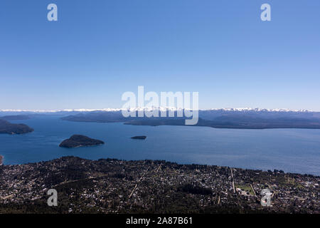 Panoramablick auf die Anden und Nahuel Huapi See in Bariloche, Patagonia, Argentinien Stockfoto