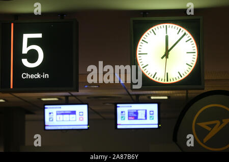 Hamburg, Deutschland. 07 Nov, 2019. Eine Uhr kann kurz nach Mitternacht an einem Check-in Schalter am Flughafen Hamburg gesehen werden. Um 24.00 Uhr, einen 48-stündigen Streik bei der Lufthansa Flugbegleiter hat begonnen. Credit: Bodo Marks/dpa/Alamy leben Nachrichten Stockfoto