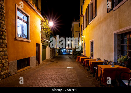 Die wunderschöne Altstadt von Malcesine in der Nacht. Malcesine ist ein beliebter Urlaubsort in Italien. Stockfoto