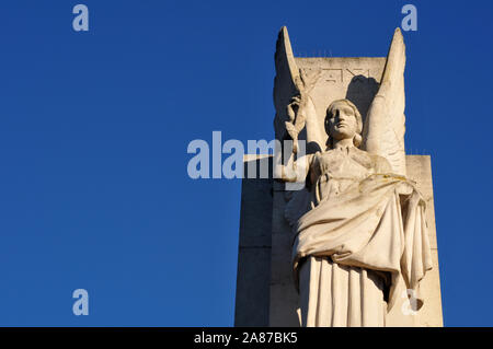 Von einem Kriegerdenkmal in Arras, Frankreich zum Gedenken an die gefallenen Soldaten der Stadt Detail. Stockfoto