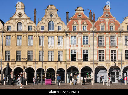 Eine Reihe der Flämischen Barockstil townhomes Linien Place Des Héros, einem öffentlichen Platz in Arras, Frankreich. Viel von Arras wurde im Ersten Weltkrieg zerstört. Stockfoto