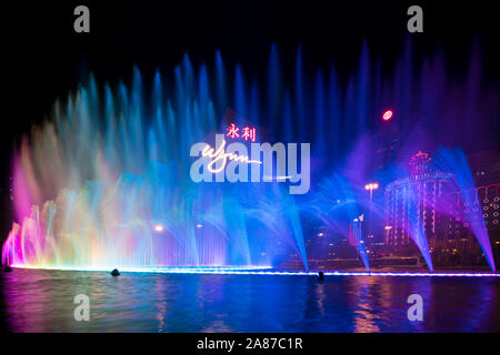 Macau, China - Oktober 14, 2017: Schöne und sehr bunte Stadt mit viel hellem Leuchtreklamen. Foto der Springbrunnen Show im berühmten Wy Stockfoto