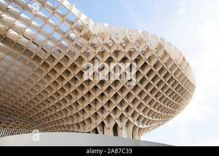 Metropol Parasol ist eine Holzkonstruktion im La Plaza de la Encarnación entfernt, in der Altstadt von Sevilla, Spanien. Es wurde von dem deutschen Architekten entworfen Stockfoto