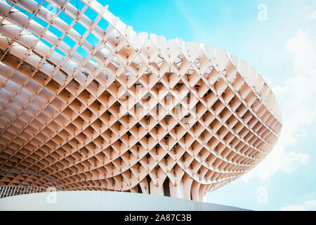 Metropol Parasol ist eine Holzkonstruktion im La Plaza de la Encarnación entfernt, in der Altstadt von Sevilla, Spanien. Es wurde von dem deutschen Architekten entworfen Stockfoto