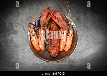 Meeresfrüchte Muscheln mit Dampf gekochte Garnelen im heißen Topf/Hummer essen Stockfoto