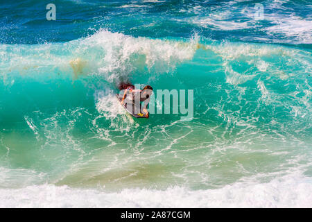 Sydney, Australien - 16. März 2013: Der Mann, der das Surfen auf den Wellen. Der Sport ist sehr populär. Stockfoto