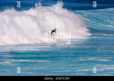 Sydney, Australien - 16. März 2013: Der Mann, der das Surfen auf den Wellen. Der Sport ist sehr populär. Stockfoto