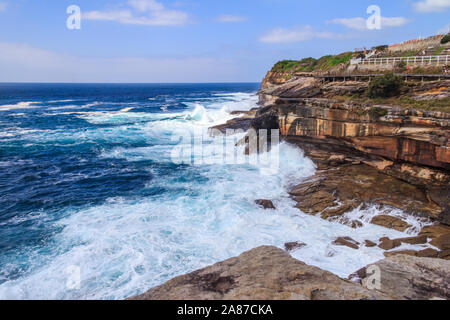 Raue See von Waverley am Coogee nach Bondi an der Küste zu Fuß, Sydney, New South Wales, Australien Stockfoto