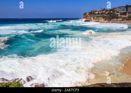 Raue See in der Nähe: Tamarama Beach an der Küste zu Fuß von Coogee nach Bondi Beach, Sydney, New South Wales, Australien Stockfoto