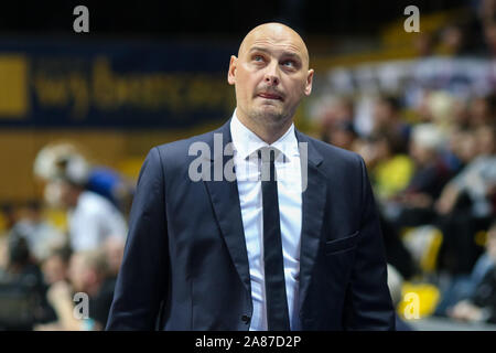 Gdynia, Polen. 05 Nov, 2019. Przemyslaw Frasunkiewicz (Trainer) während der 7 Tage EuroCup Gruppe D Match zwischen Asseco Arka Gdynia und EWE Baskets Oldenburg in Gdynia (Endstand; Asseco Arka Gdynia 61:73 EWE Baskets Oldenburg) Credit: SOPA Images Limited/Alamy Live Nachrichten gesehen Stockfoto