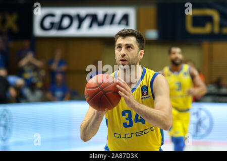 Gdynia, Polen. 05 Nov, 2019. Adam Hrycaniuk in Aktion während der 7 Tage EuroCup Gruppe D Match zwischen Asseco Arka Gdynia und EWE Baskets Oldenburg in Gdynia (Endstand; Asseco Arka Gdynia 61:73 EWE Baskets Oldenburg) Credit: SOPA Images Limited/Alamy Live Nachrichten gesehen Stockfoto