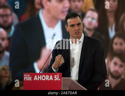 Malaga, Spanien. 06 Nov, 2019. Spanisch amtierende Ministerpräsident und Kandidat für die Wiederwahl Pedro Sanchez für Sozialisten Arbeiter Partei spricht während einer Wahlkampagne in Torremolinos, vor dem 10. November Wahlen. Credit: SOPA Images Limited/Alamy leben Nachrichten Stockfoto