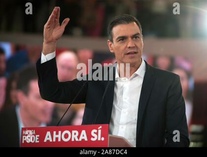 Malaga, Spanien. 06 Nov, 2019. Spanisch amtierende Ministerpräsident und Kandidat für die Wiederwahl Pedro Sanchez für Sozialisten Arbeiter Partei spricht während einer Wahlkampagne in Torremolinos, vor dem 10. November Wahlen. Credit: SOPA Images Limited/Alamy leben Nachrichten Stockfoto