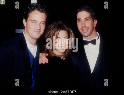 Universal City, Kalifornien, USA, 5. März 1995 (L-R) Schauspieler Matthew Perry, Schauspielerin Jennifer Aniston und Schauspieler David Schwimmer die 21. jährliche People's Choice Awards teilnehmen am 5. März 1995 auf der Bühne 12, Universal Studios in Universal City, Kalifornien, USA. Foto von Barry King/Alamy Stock Foto Stockfoto