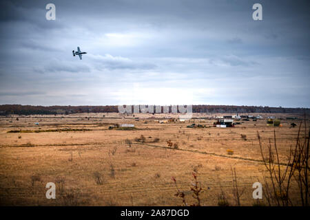 Gemeinsame Klemme Attack Regler aus dem Lettischen Nationalen Streitkräfte Verhalten schließen Air Support Training mit A-10 Thunderbolt II Flugzeuge der 107 Fighter Squadron, Selfridge Air National Guard Base, mich auf Äschen Antenne Gunnery Range in Gewässern, Mich., 29. Oktober 2019 vergeben. Michigan und Lettland haben unter den US-amerikanischen National Guard Bureau Partnerschaft seit 1993 verbunden. Die Zusammenarbeit zwischen JTACs in der Lettischen Nationalen Streitkräfte und die Michigan Air National Guard ist eine der produktivsten Beispiele für bilaterale Zusammenarbeit im Bereich der Verteidigung in der. Stockfoto