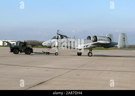 Eine A-10 Thunderbolt II aus der 107 Fighter Squadron" rollte zu einem Parkplatz auf der Rampe bei Selfridge Air National Guard Base, Mich., Nov. 5, 2019. Die 107 Fighter Squadron" ist eine Komponente der 127 Wing, Michigan Air National Guard. (U.S. Air National Guard Fotos durch Tech. Sgt. Dan Heaton) Stockfoto