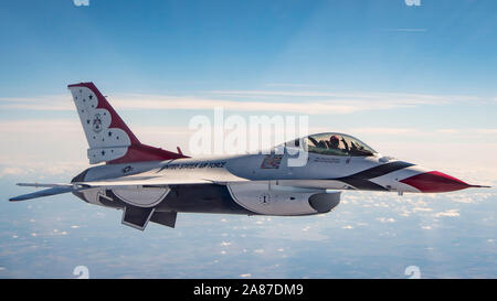 Die US-Air Force Demonstration Squadron "Thunderbirds" machen Ihre abschließenden cross country Journey Home der Saison 2019 zeigen, November 4th, 2019, von einer KC-135 Stratotanker zur 22 Luftbetankung Wing an McConnell Air Force Base, Kansas zugeordnet gesichert. Wie alle US Air Force Fighter squadrons, das Thunderbirds verlassen sich auf die Unterstützung des Air Mobility Command Tankflugzeug, damit sie ihren Auftrag erfolgreich durchführen. (U.s. Air Force Foto von Maj. Ray Geoffroy) Stockfoto