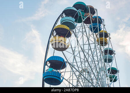 Riesenrad über blauen Himmel. Riesenrad in einem Freizeitpark. Stockfoto