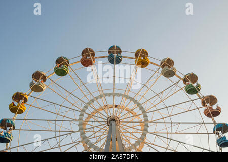 Riesenrad über blauen Himmel. Riesenrad in einem Freizeitpark. Stockfoto