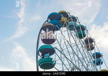 Riesenrad über blauen Himmel. Riesenrad in einem Freizeitpark. Stockfoto