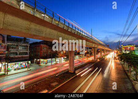 Blur Licht des Autoverkehrs mit Sky train traffic von Bangkok City am Abend Zeit Stockfoto