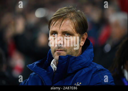 München, Deutschland. 06 Nov, 2019. Pedro Martins, Olympiakos Piräus Trainer, in Aktion während der UEFA Champions League Gruppe B Spiel zwischen Bayern und Olympiakos Piräus in der Allianz Arena in München gesehen. (Endstand; Bayern 2:0 Olympiakos Piräus) Credit: SOPA Images Limited/Alamy leben Nachrichten Stockfoto