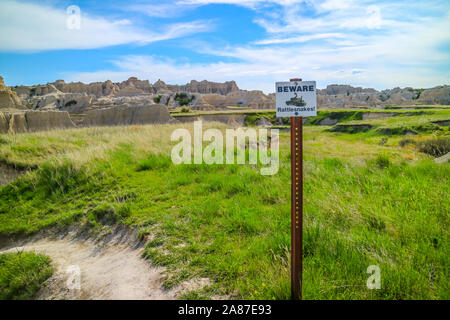 Badlands National Park, SD, USA - Mai 15, 2019: ein Warnschild bei der klapperschlange Sichtung Stockfoto