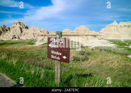 Badlands National Park, SD, USA - 15. Mai 2019: Eine Beschilderung post für verschiedene touristische Ziele Stockfoto