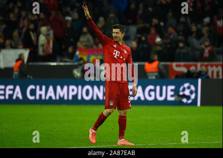 München, Deutschland. 06 Nov, 2019. Robert Lewandowski von Bayern Wellen der Öffentlichkeit während der UEFA Champions League Gruppe B Spiel zwischen Bayern und Olympiakos Piräus in der Allianz Arena in München, Bayern (Endstand 2:0 Olympiakos Piräus) Credit: SOPA Images Limited/Alamy leben Nachrichten Stockfoto