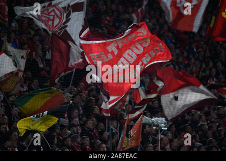 München, Deutschland. 06 Nov, 2019. Bayern Fans in Aktion während der UEFA Champions League Gruppe B Spiel zwischen Bayern und Olympiakos Piräus in der Allianz Arena in München gesehen. (Endstand; Bayern 2:0 Olympiakos Piräus) Credit: SOPA Images Limited/Alamy leben Nachrichten Stockfoto