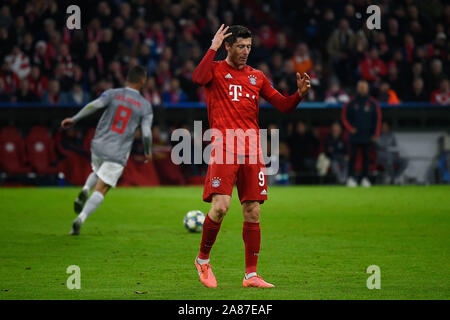 München, Deutschland. 06 Nov, 2019. Robert Lewandowski von Bayern reagiert während der UEFA Champions League Gruppe B Spiel zwischen Bayern und Olympiakos Piräus in der Allianz Arena in München, Bayern (Endstand 2:0 Olympiakos Piräus) Credit: SOPA Images Limited/Alamy leben Nachrichten Stockfoto