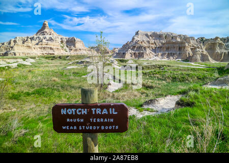 Badlands National Park, SD, USA - 15. Mai 2019: Eine richtung Kerbe Wanderweg Stockfoto