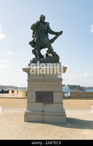 Dinard, Ille-et-Vilaine / Frankreich - 19. August 2019 - Statue der Entdecker und mariner Jacques Cartier in Saint-Malo in der Bretagne Stockfoto