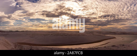 Luftaufnahme der Dünen und Lagunen in Brasilien Lencois Maranhenses Nationalpark in Maranhao Zustand. Lago Azul Stockfoto