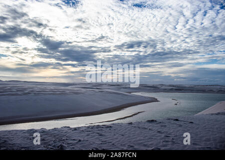 Luftaufnahme der Dünen und Lagunen in Brasilien Lencois Maranhenses Nationalpark in Maranhao Zustand. Lago Azul Stockfoto