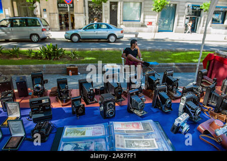 Terragona Katalonien, Spain-August 9, 2013: Auf einem Flohmarkt. Verkauf von verschiedene seltene antike Kameras und Sammlungen von Münzen, anderen antiken Gegenständen. Stockfoto