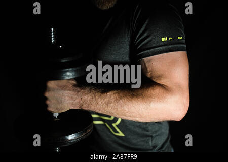 Ebing, Deutschland. 03 Nov, 2019. Abbildung - ein Mann führt Hammer Curls seinen Bizeps zu trainieren (Szene gestellt). (Dpa Geschichte: 'Mehr schön als Adonis - Männer und die Muskelzellen Verrücktheit') Credit: Nicolas Armer/dpa/Alamy leben Nachrichten Stockfoto