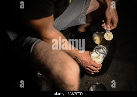 Ebing, Deutschland. 03 Nov, 2019. Abbildung - ein Mann mischt Protein Pulver in seine Shaker (Szene gestellt) nach dem Training. (Dpa Geschichte: 'Mehr schön als Adonis - Männer und die Muskelzellen Verrücktheit') Credit: Nicolas Armer/dpa/Alamy leben Nachrichten Stockfoto