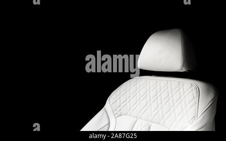 Weißes Leder Interieur des luxuriösen, modernen Auto. Weißes Leder bequeme Sitze mit Ziernaht auf schwarzem Hintergrund isoliert Perforiert. Modernes Auto in Stockfoto