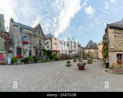 Rochefort-en-Terre, Morbihan/Frankreich - 24. August 2019: im Zentrum der historischen Altstadt von Rochefort-en-Terre Bretagne Stockfoto