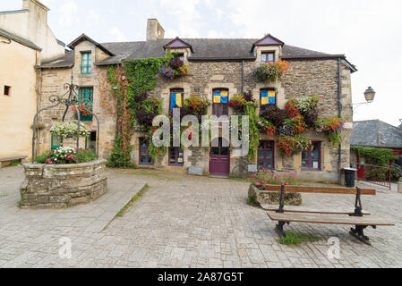 Rochefort-en-Terre, Morbihan/Frankreich - 24. August 2019: im Zentrum der historischen Altstadt von Rochefort-en-Terre Bretagne Stockfoto