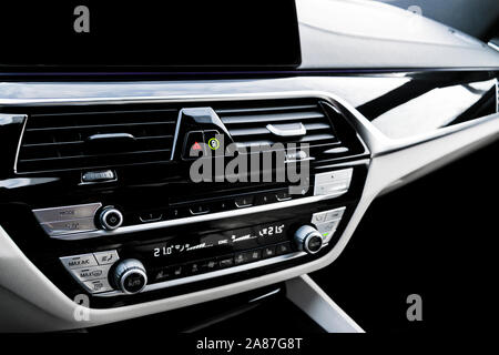 Moderner Luxus Auto weiss Leder Interieur mit natürlichem Holz. Teil aus Leder Autositz details mit Ziernähten. Interieur mit Dashboard. White perf Stockfoto