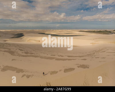 Luftaufnahme der Dünen und Lagunen in Brasilien Lencois Maranhenses Nationalpark in Maranhao Zustand. Lago Azul Stockfoto