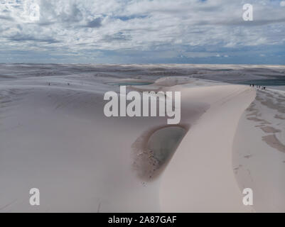 Luftaufnahme der Dünen und Lagunen in Brasilien Lencois Maranhenses Nationalpark in Maranhao Zustand. Lago Azul Stockfoto