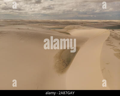 Luftaufnahme der Dünen und Lagunen in Brasilien Lencois Maranhenses Nationalpark in Maranhao Zustand. Lago Azul Stockfoto