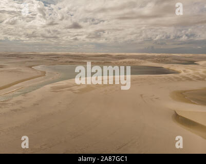 Luftaufnahme der Dünen und Lagunen in Brasilien Lencois Maranhenses Nationalpark in Maranhao Zustand. Lago Azul Stockfoto