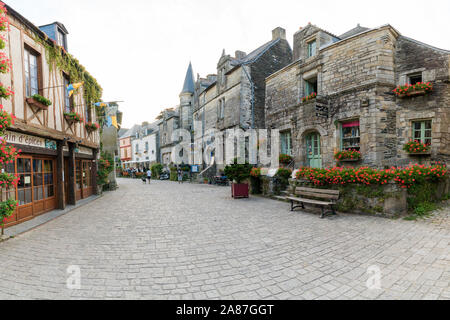 Rochefort-en-Terre, Morbihan/Frankreich - 24. August 2019: im Zentrum der historischen Altstadt von Rochefort-en-Terre Bretagne Stockfoto
