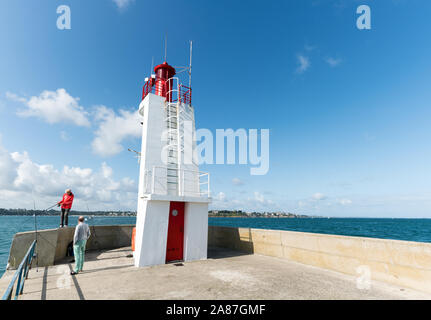 Dinard, Ille-et-Vilaine / Frankreich - 19. August 2019: Fischer genießen einen schönen Sommertag an der Saint-Malo Hafen Leuchtturm Stockfoto