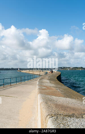 Dinard, Ille-et-Vilaine / Frankreich - 19. August 2019: Der langen und gewundenen Stein Harbour Jetty in Saint-Malo. Stockfoto